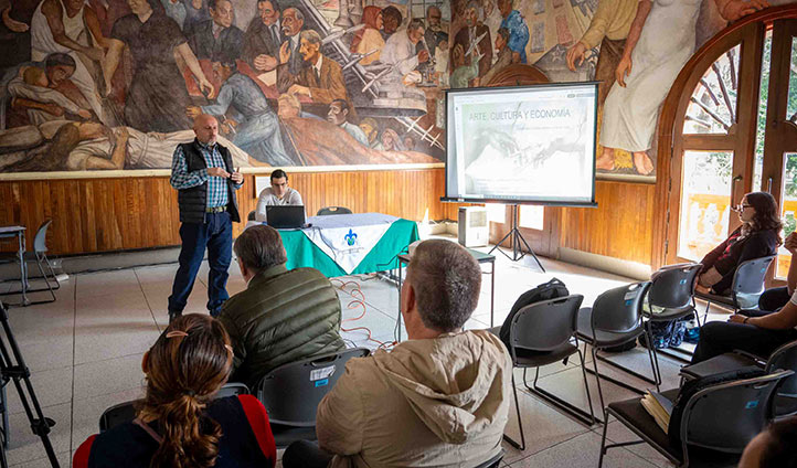 Alfredo Ayala Aguilar, académico del Instituto de Artes Plásticas, ofreció conferencia sobre cultura, arte y economía