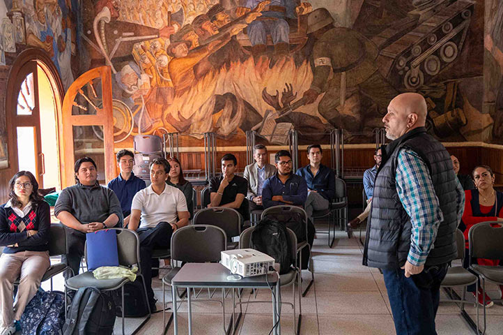 En el Salón Murales y ante estudiantes de la EE Crecimiento Económico, el académico habló del valor del arte contemporáneo