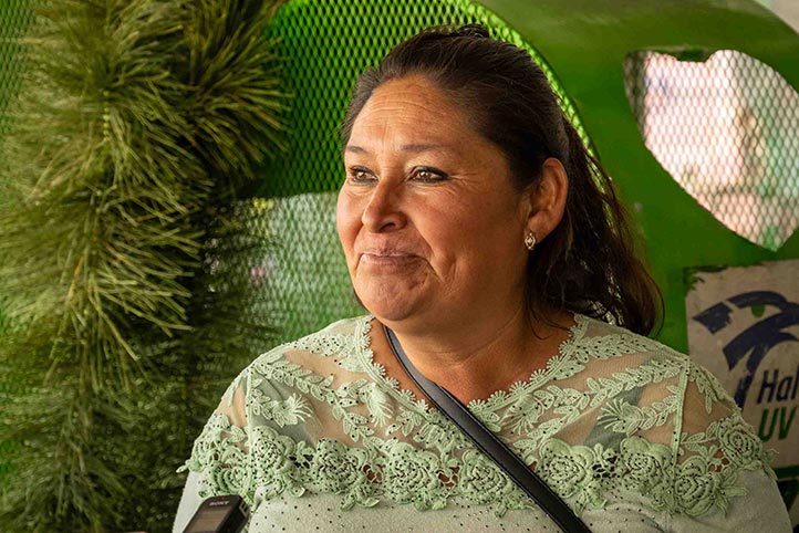 Verónica Cruz dijo que en la elaboración de los adornos participa toda la familia