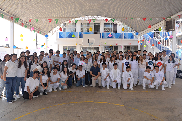 Alumnos y académicos de los programas educativos Química Clínica y Medicina llevaron la Feria de la Salud a la Escuela Primaria México 