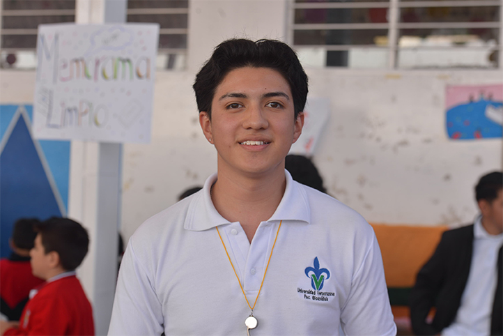 Josué Santiago Lozano, alumno de primer semestre, organizó con su equipo un rally de la salud con varias estaciones 