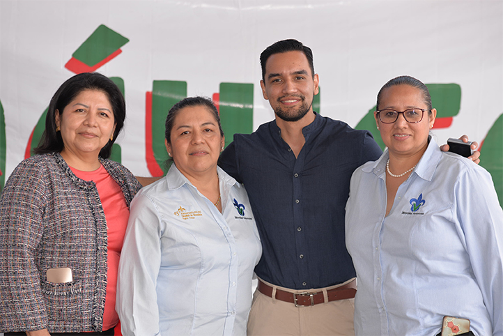 Gema Santiago, Isela Santiago, Arturo Gallardo y Oreth Montero, académicos del programa educativo Química Clínica 