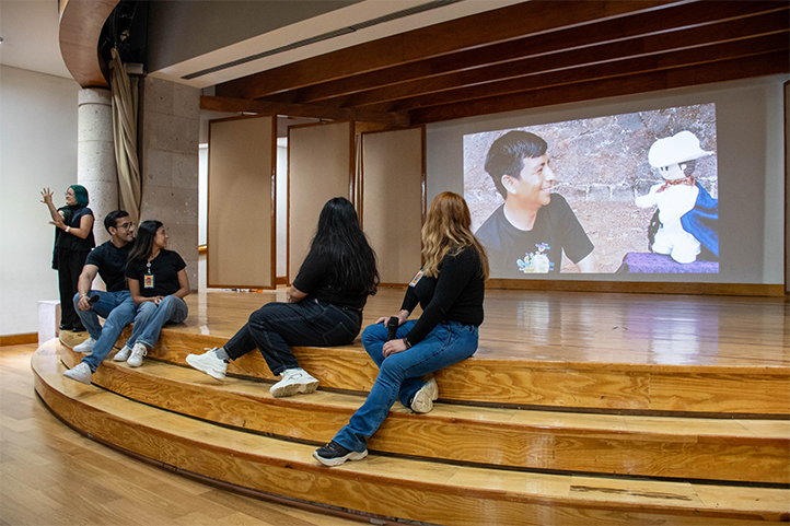 Público de todas las edades escuchó atento la plática, en homenaje a Daniel Hernández Baltazar, investigador del Instituto de Neuroetología, recientemente fallecido 