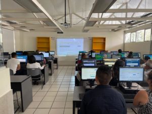 Participantes en el taller trabajando 