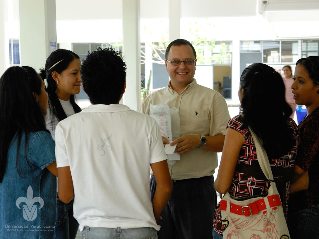 Profesor-con-estudiantes