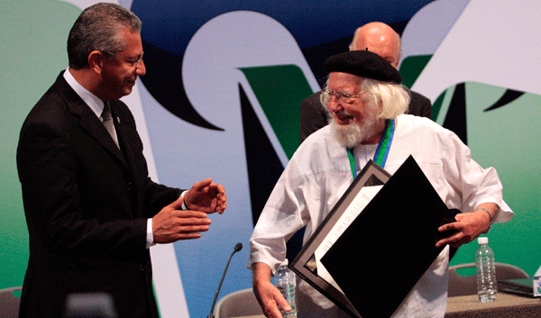 La UV entregó el doctorado Honoris Causa en 2009 al poeta Ernesto Cardenal