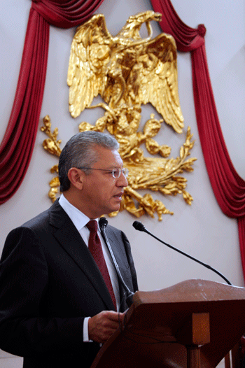 El rector de la UV, Raúl Arias Lovillo, aseguró que “ningún terremoto, terrestre o político” quebrantará la unidad de chilenos y mexicanos