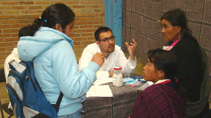 Estudiantes y académicos de las facultades de Enfermería, Medicina y Odontología participaron en la Feria de la Salud, en Tehuipango