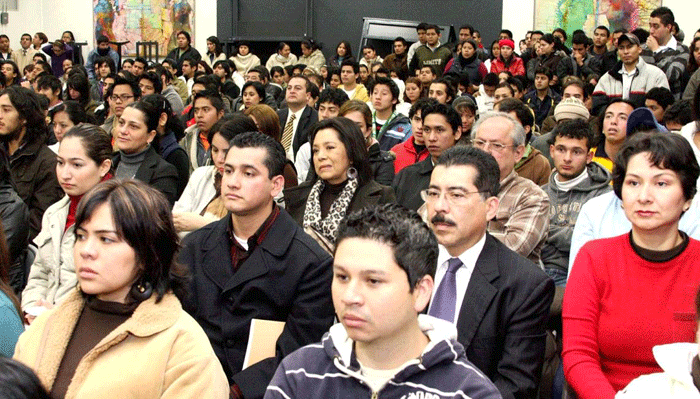 Estudiantes de Derecho de la UV y otras universidades atestaron el auditorio