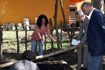 Una alumna de Biología explica el proceso de lombricompostaje
