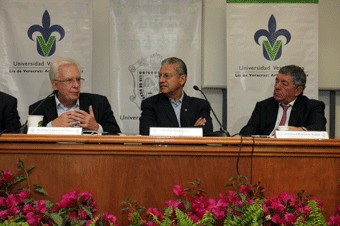 Gerson Luiz Joner da Silveira, Raúl Arias Lovillo y Víctor Arredondo Álvarez, durante la reunión celebrada en la USBI