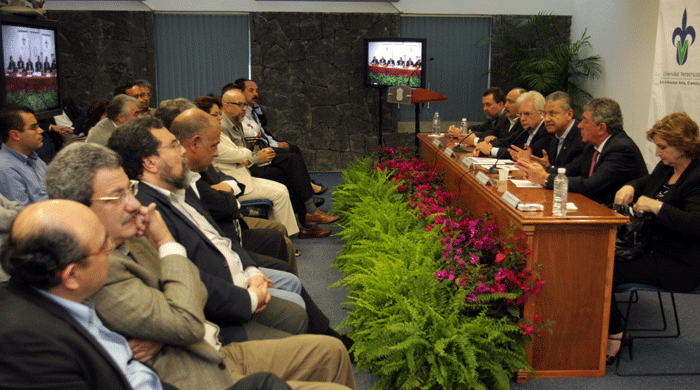 En la reunión estuvieron presentes funcionarios universitarios