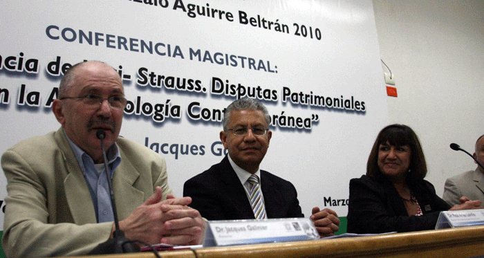 Jacques Galinier, Raúl Arias y Virgina García, en la conferencia magistral de la Cátedra Gonzalo Aguirre Beltrán