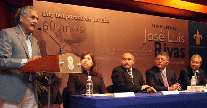 En su discurso, el poeta aludió a las cárites o gracias de la mitología helénica para agradecer el homenaje en su honor