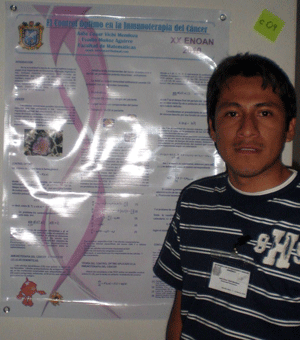 Julio César Vichi Mendoza, estudiante de Matemáticas en la UV, con el cartel ganador del primer lugar.