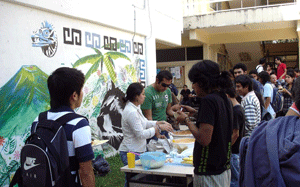 Todos los jueves en la explanada del Edificio “J” se prepara la comida