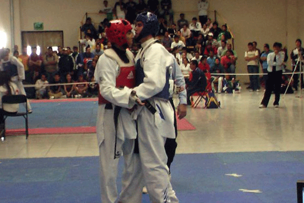 José Luis Basulto durante su combate en el que obtuvo la presea de plata