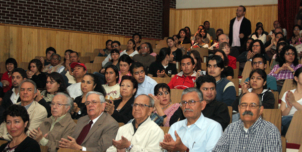 Estudiantes, académicos, investigadores, funcionarios universitarios y personalidades, en la presentación del libro Los orígenes del poder en Mesoamérica