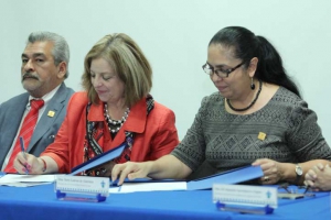 María Elena Medina y Sara Ladrón de Guevara signaron el documento