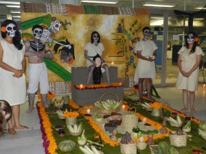 En la USBI se colocaron altares prehispánicos y tradicionales