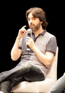 El escritor es originario de Buenos Aires, Argentin,a y nacionalizado español; ha destacado en el ámbito literario por su trabajo en la prosa con textos como Bariloche, El viajero del siglo, El que espera y Hacerse el muerto; en el campo de la poesía sobresale por Métodos de la noche, El jugador de billar y Mística abajo, en tanto al ensayo encontramos El equilibrista y Barbarismos. Pequeñas resistencias, Poesía a contratiempo, Cuentos de amor de locura y muerte, son algunos de los proyectos editoriales que ha encabezado; en su faceta de traductor sobresale Viaje de invierno de Wilhelm Müller y El hombre sombra de Owen Sheers. Por iniciativa del Hay Festival, formó parte de la lista Bogotá-39 en la que se encuentran los nuevos escritores más destacados de Latinoamérica, y fue seleccionado por la revista británica Granta entre los 22 mejores narradores jóvenes en español.