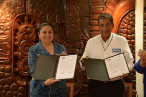 Sara Ladrón de Guevara y José Luis Hernández signaron el convenio