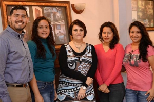 Celia del Palacio con universitarios que realizaron estancia en el CECC