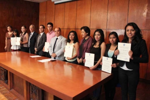 Alumnos distinguidos con autoridades de la Facultad