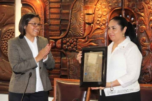Hortensia Villavicencio entregó el certificado a la Rectora