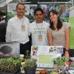 Zeferino Bautista, al centro, en el stand de la Red de Agricultura Urbana y Periurbana