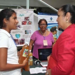 Aylín Utrera mostró el jabón líquido “Bioglad” a la Rectora