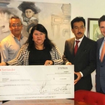 Clementina Guerrero García recibió el donativo del Banco Santander