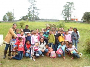 Karen Iveth Arroyo con sus alumnos, en Sao Paulo