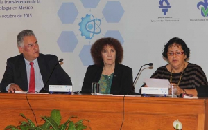 Leobardo Serrano, Julia Tagüeña y Elena Rustrían