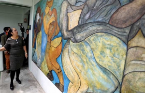 La Rectora admiró el mural Por una humanidad sin fronteras