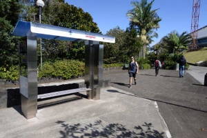 Se ubica en la explanada del recinto