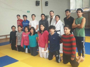 La instructora con uno de los grupos participantes