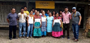 Los universitarios con integrantes del proyecto Xochikali Tepeko