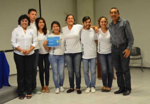Los estudiantes con su académica y el Director de la Facultad