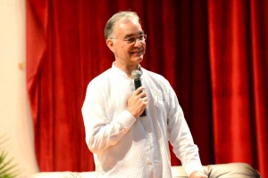 El directivo estuvo en la FCyA