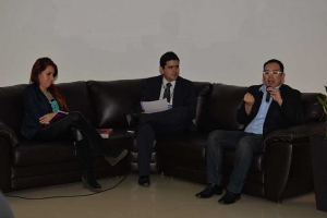 Expositores de la mesa de diálogo