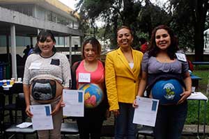 Sandra Vázquez con las ganadoras del concurso