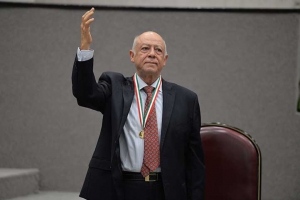 El jurista recibió la Medalla "Adolfo Ruiz Cortines"