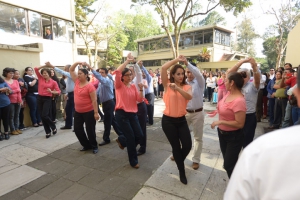 Integrantes de la campaña “A quitarnos un kilo de encima” bailaron salsa