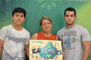 Silvia Luz, de Poza Rica, con sus hijos