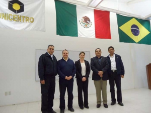 El Vicerrector con Luciane Ribeiro, Arturo Serrano y funcionarios universitarios 