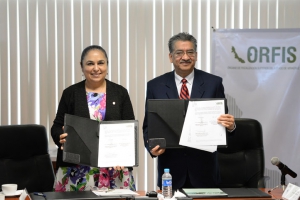 La Rectora y el Auditor General, tras signar el acuerdo