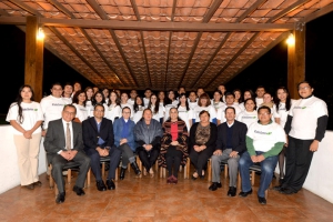 Autoridades y estudiantes se reunieron con el grupo de mujeres