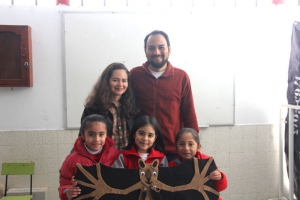 Rosa María González y Alejandro Castro con alumnos de educación básica