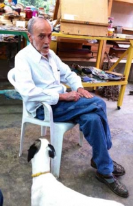 En su taller de Rancho Viejo, con uno de sus perros (Foto: Xavier Cózar)
